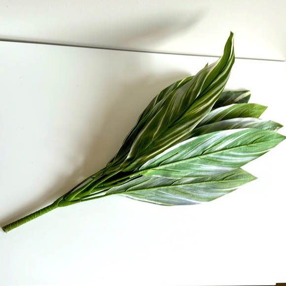 Faux Tropical Greenery stem - Picture 5 of 9